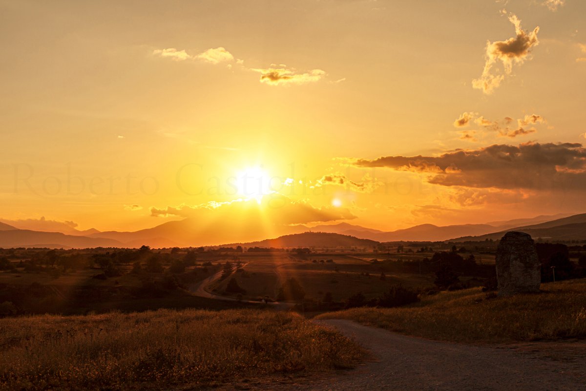 rocaphotography's tweet photo. Tramonto a Peltuinum. 
Abruzzo,Italy. 
#peltuinum #abruzzo #laquila #Italia #italy #scenery #photooftheday #picoftheday #photography #nature #sunset #sunsets #tramonto #tramonti #canonphotography #canon #italianphotography #robertocastigliaphotography https://t.co/36UV0nTcey