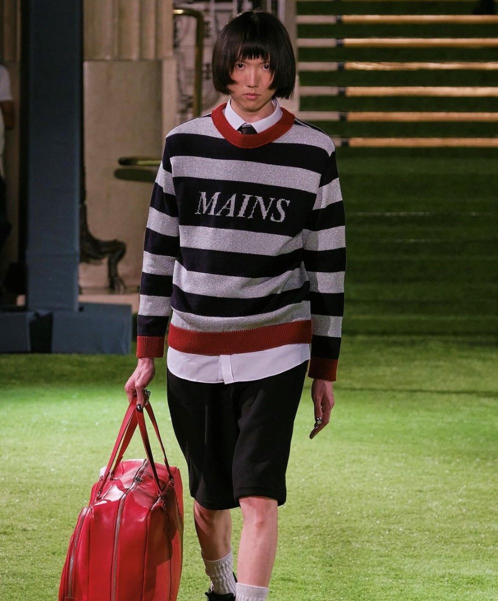 Pictured 📸 @Louisefashionart Custom ruby red bag seen on the <a href="/mainslondon/">MAINS©</a> LFW Catwalk. 

#londonfashionweek #lfw #lfw23 #dreamingeli #fashiondesigner #designer lfwss24 #ss2 #fashionweek #mainslondon #mainslfw #mainscatwalk #rubyred #redleatherbag #baginspo