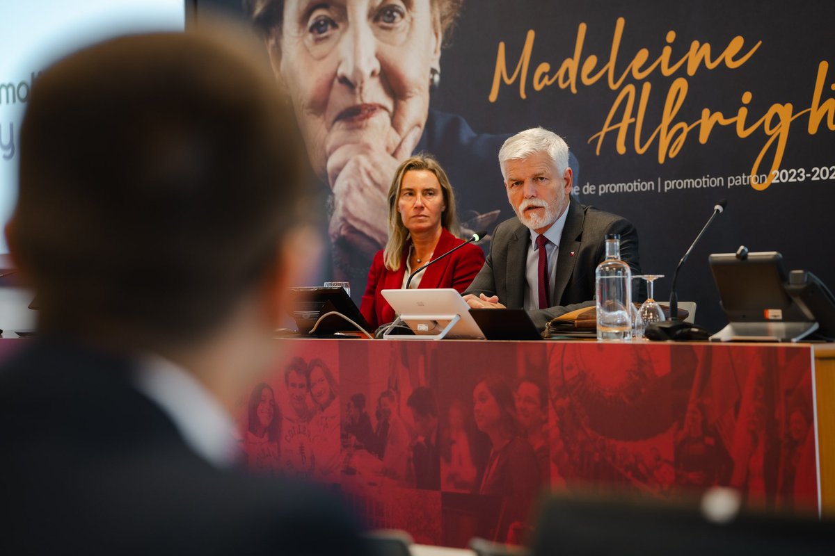 prezidentpavel's tweet photo. Setkání se studenty a absolventy prestižní @collegeofeurope v belgických Bruggách mě přesvědčilo, že mladým lidem není budoucnost Evropy vůbec lhostejná. Je potřeba, aby Česko podporovalo aktivní mladé lidi, kteří chtějí reprezentovat naši zemi v mezinárodních institucích. https://t.co/2bksQNZzBx
