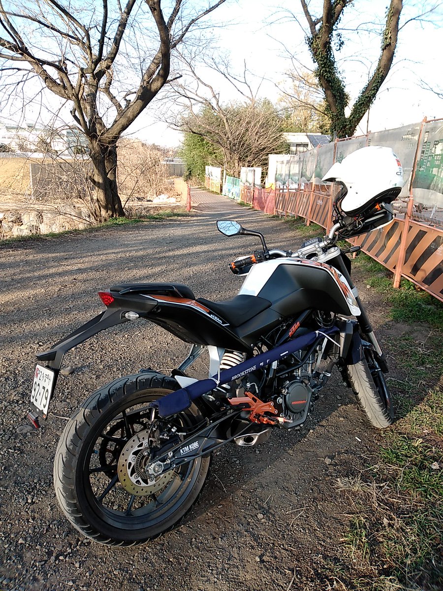 「こうやって見るとDUKEって釣り竿運びやすいバイクではあるんだよな。 」|エストレマラチオのイラスト