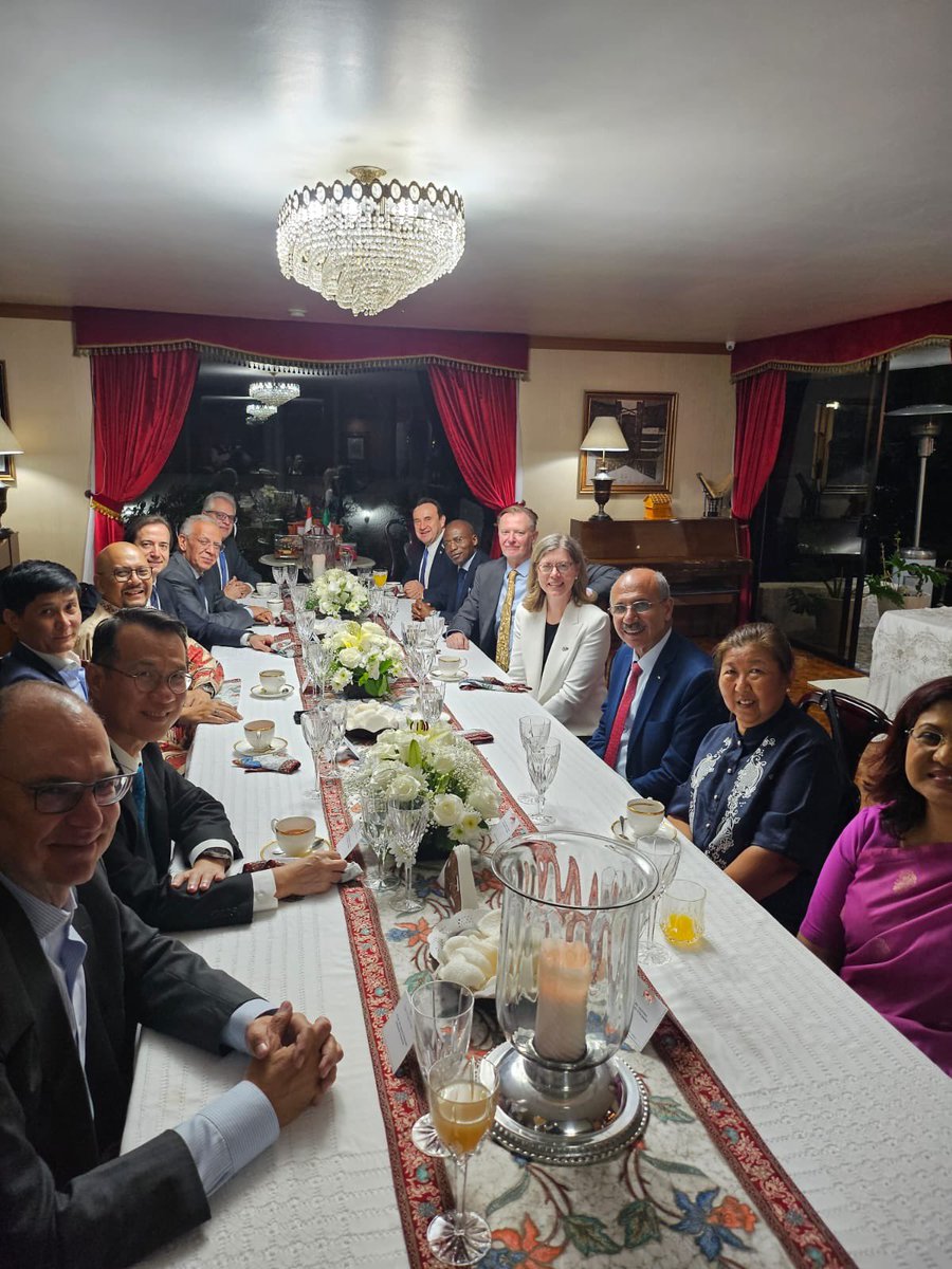 AusEmbMex's tweet photo. Muchas gracias al Embajador de Indonesia 🇮🇩 @cheppy_wartono, por la cálida cena de bienvenida que organizó, donde invitó a varios colegas de países con los que Australia 🇦🇺 tiene una relación cercana.

Estoy feliz de seguir conociendo personas extraordinarias en 🇲🇽.

🇮🇩🤝🇦🇺 https://t.co/iGexzJHRNM