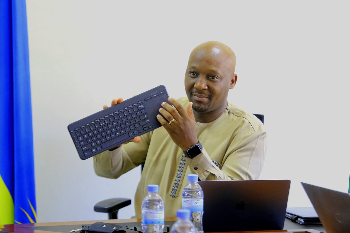 REBRwanda's tweet photo. Kuri uyu wa Kabiri tariki ya 3 Ukwakira 2023,mu rwego rwo guteza imbere ikoranabuhanga mu burezi, Umuyobozi Mukuru wa REB, @mbanelson yatanze smart screens ku bayobozi b'Amashuri Nderabarezi (TTCs) uko ari 16 mu Gihugu.Igikorwa cyagezweho ku bufatanye n'umushinga @TunozeGusoma . https://t.co/nsMWQ7Ryfi