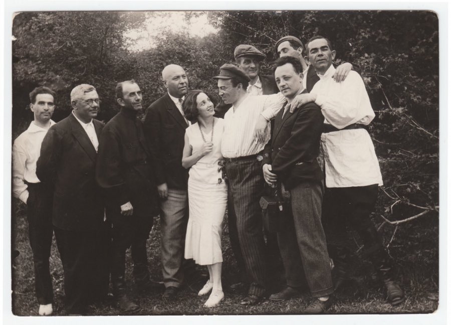 yiddishstage's tweet photo. 📷 Evgeniia Levitas and Solomon Mikhoels (center) at GOSET troupe’s picnic in Abkhazia, 1931, MSYT_00036, BAF.
📷 Review of the performance of Di kishefmakherin in Die Literarische Welt by Walter Benjamin, Berlin, April 27, 1928, MSYT_00356, BAF. https://t.co/C3sLd0NUkS