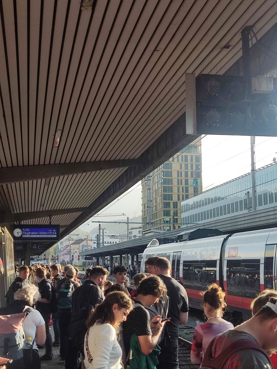 Florian Scheible (@__flosch__) on Twitter photo Los geht's.
<a href="/CzingulszkiA/">Agnes Czingulszki</a> und ich sind auf dem Weg nach Ungarn. Im Zuge unserer <a href="/eurotours_eu/">Eurotours EU</a> Reportage für die 20erStraßenzeitung. Los geht's.
<a href="/CzingulszkiA/">Agnes Czingulszki</a> und ich sind auf dem Weg nach Ungarn. Im Zuge unserer <a href="/eurotours_eu/">Eurotours EU</a> Reportage für die 20erStraßenzeitung.