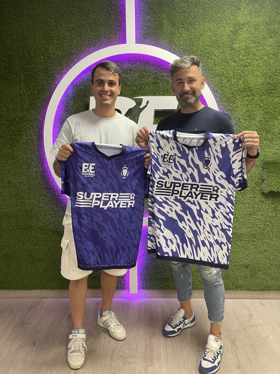 BeFootballVR's tweet photo. 🧤Parece que @JuanjoRoaEdp  se quedó con ganas de más y ha querido visitarnos otra vez acompañado de @JuananHernandez , fisio del @GetafeCF , para explorar las posibilidades que permiten las nuevas tecnologías inmersivas en el mundo del fútbol ⚽

#BeFootball #AnotherReality https://t.co/hVKY4PDjfV