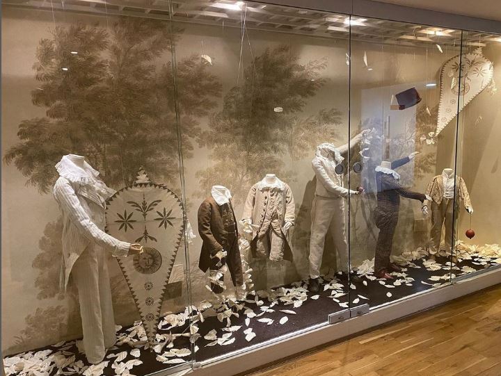 Oh Boy! is the 1st exhibition devoted to historical boy's dress, a fashion history generally overlooked. Over the last 30 years, artist/collector #alistairpeebles has formed an outstanding collection. ‘Breeched: no more dresses’ co-curated by #amydelahaye is @fashiontextilemuseum