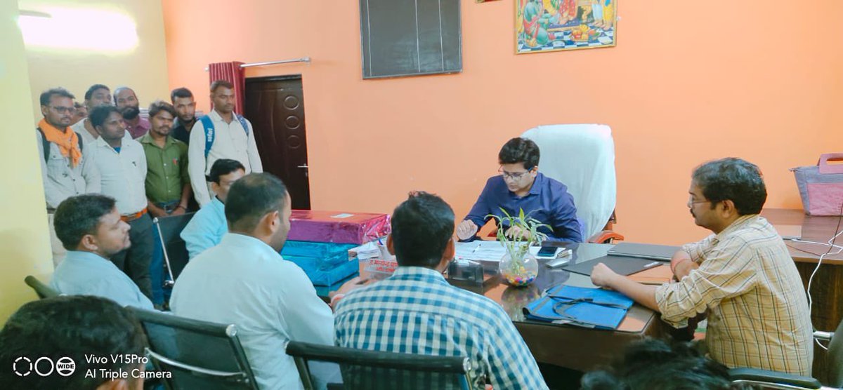 गुणवत्तापूर्ण बिलिंग हेतु आज खंड कार्यालय में समस्त मीटर रीडरों की समीक्षा की गई तथा बेहतर कार्य करने वाले मीटर रीडरों को पुरस्कृत किया गया