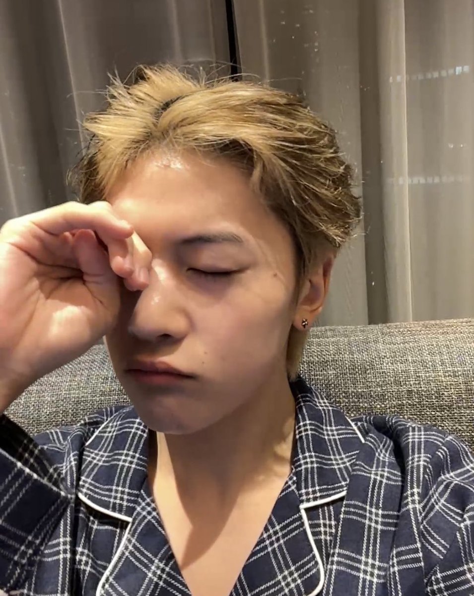 이러면서 무우슨 스물두살 오빠라구 어⁉️⁉️