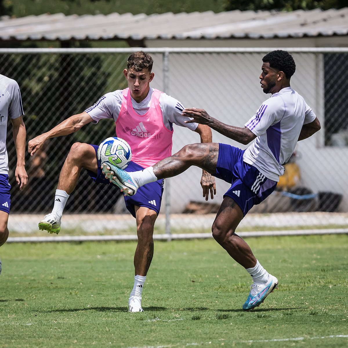Cruzeiro's tweet photo. Recuperado de lesão, o lateral Wesley Gasolina voltou a treinar com o elenco na manhã desta terça-feira. ⚽

📸 @ggaleixo https://t.co/ZSB877mqo1