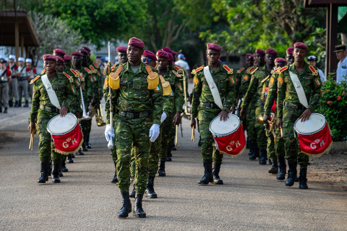 DLIAI_Officiel's tweet image. [#PASSCOM]

🔵🔴Le 29 septembre s'est tenue la cérémonie de transfert d'autorité du #43BIMa par le colonel Bruno Yver, commandant les #EFCI et en présence d'autorités des #FACI.