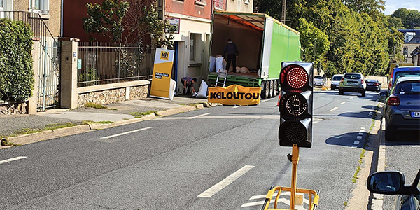 kiloutou's tweet photo. Direction l'IDF où Philippe Autréau, Directeur Matériel Région, a lancé l'initiative de collecter les #bouchons pour les remettre à l'association @Coeur2Bouchons. Les fonds issus de ce transfert permettent ensuite de venir en aide aux personnes en situation de #handicap. Bravo👏 https://t.co/QHmca5mdzD