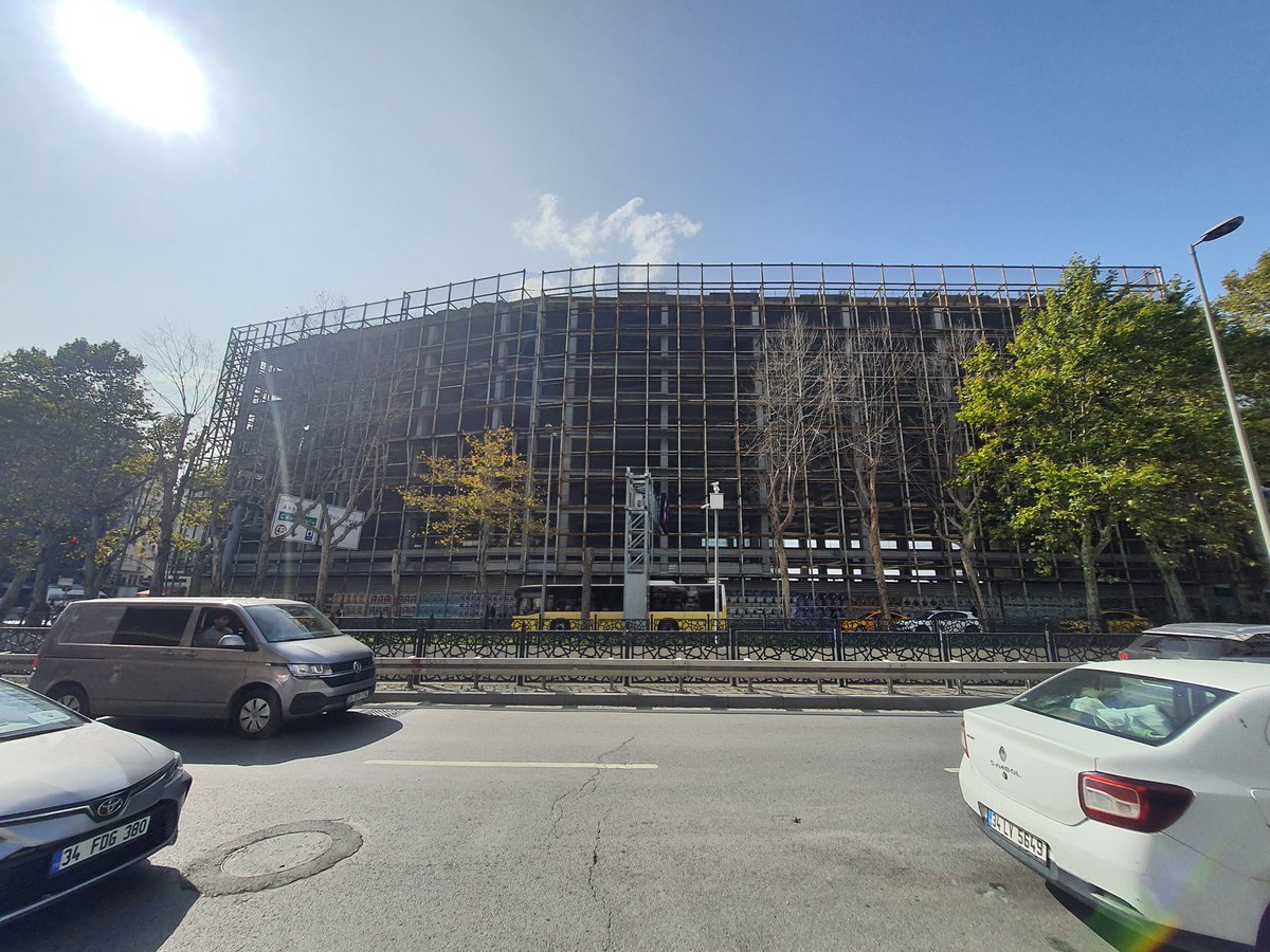 İstanbul'un tam kalbine girişi olan taksimin girişinde bulunan ve yıllardan beri tamamlanmayan sadece beton yığını gibi duran bu bina cok kötü bir görüntü oluşturuyor. Zaten köşedeki tarihi binayı yutmaya çalışan görüntüsü rezil bir durumu gosteritor.