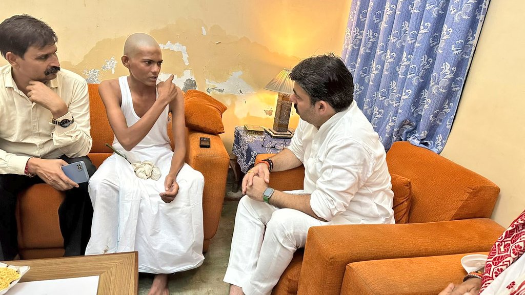 shalabhmani's tweet photo. देवरिया, फ़तेहपुर की घटना में इंसाफ को अंजाम तक पहुँचाने के लिए आज स्व. सत्य प्रकाश दूबे के बेटे देवे़श दूबे व समाज के प्रबुद्धजनों, अधिवक्ताओं, वरिष्ठों व नौजवानों के साथ भेंट की। सभी ने घटना पर गहरा कष्ट व्यक्त किया और इस परिवार की पूरी ज़िम्मेदारी उठाने का संकल्प लिया। देवेश ने जो बताया वह बेहद दर्दनाक है। हम सबने दूबे परिवार की कानूनी लड़ाई लड़ने का भी प्रण लिया। हम सभी को पूरा विश्वास है माननीय मुख्यमंत्री श्री @myogiadityanath जी के नेतृत्व में भू माफिया की कमर तोड़ दी जाएगी और दू्बे परिवार को हर हाल में इंसाफ मिलेगा।