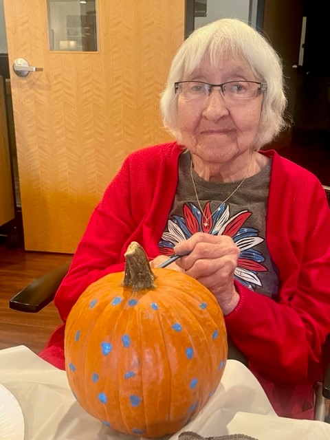 AshfordPlaceHC's tweet photo. Pumpkin painting! 
#Artisans #SeniorLiving #TrilogyLiving https://t.co/mNhdrYZbZK