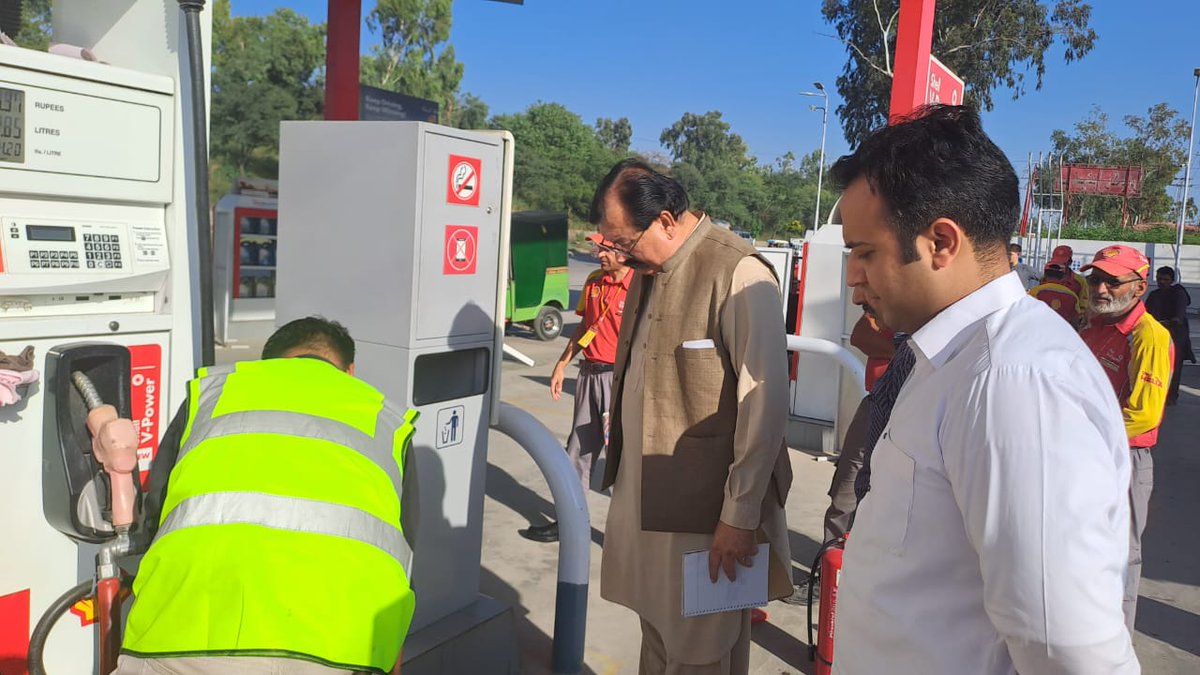 LDICTOfficial's tweet photo. Upon receipt of public complaints,  teams of labour department ICT inspected multiple petrol pumps across Islamabad and a total of 22 nozzles sealed for faulty measure. 
@dcislamabad @ICTA_GoP https://t.co/N1LvHJYMyo