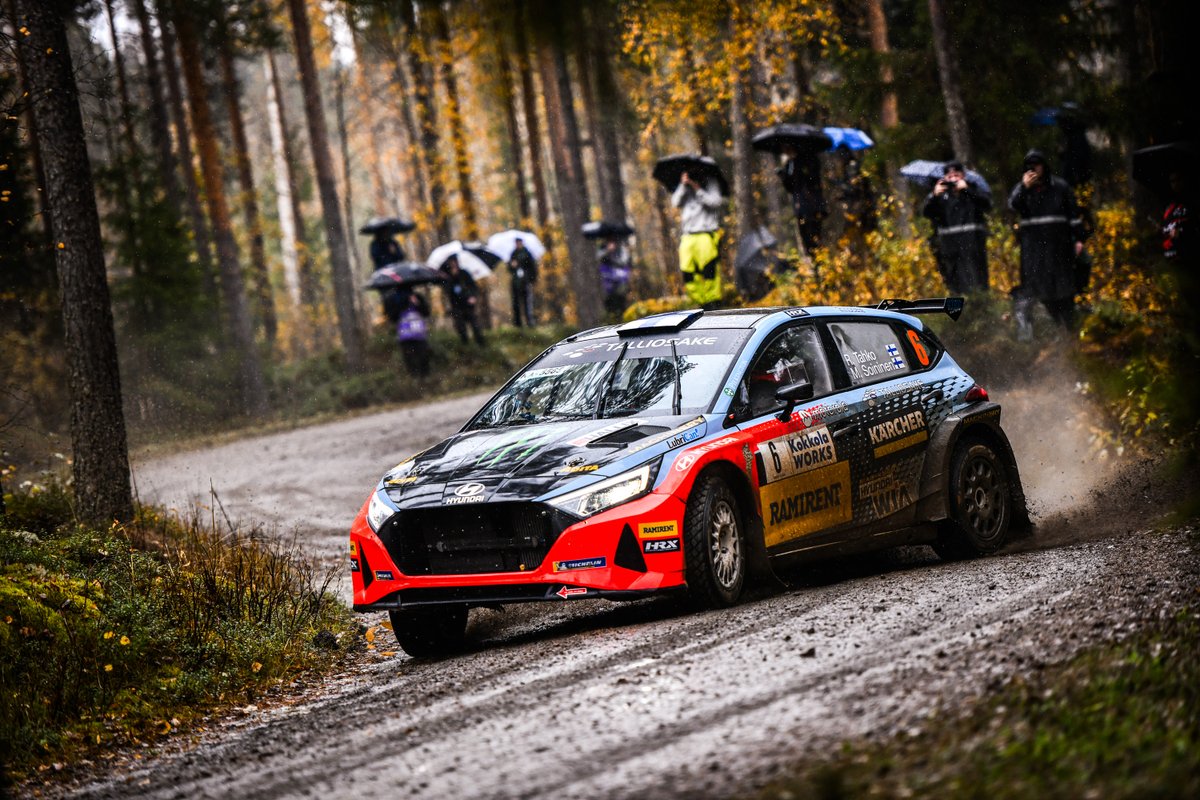 Riku Tahkon SM Kokkola Ralli ei käynnistynyt ruusuisasti, kun Hyundain turbon letku irtosi heti lauantain ensimmäisen erikoiskokeen alkupäässä.

rallism.fi/content/fi/1/9… 

#rallism #kokkolaralli <a href="/rikutahko/">Riku Tahko</a>