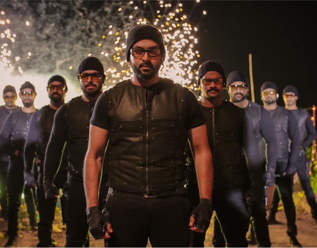 BENKMATHEW's tweet photo. #ZayedMasood the Biggest Hit Group in Asia....!!!!
They are well reknown among gangsters and not faceless like #Khureshi Ab'raam.. .!!!!
#Mohanlal #L2E @Mohanlal #Prith https://t.co/QkTq9VeB98