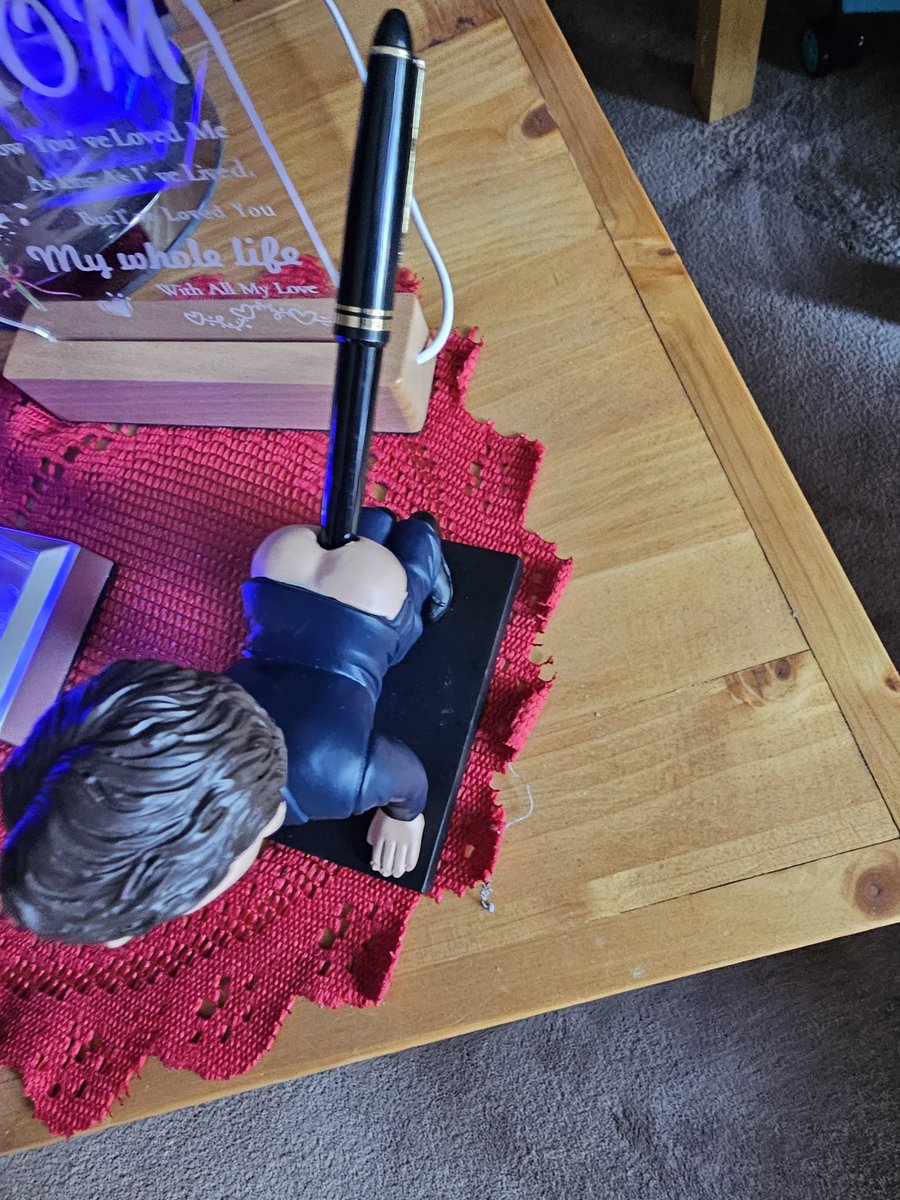stephenmchugh's tweet photo. My turdo bobblehead pen holder. https://t.co/CjqPwCTl9a
