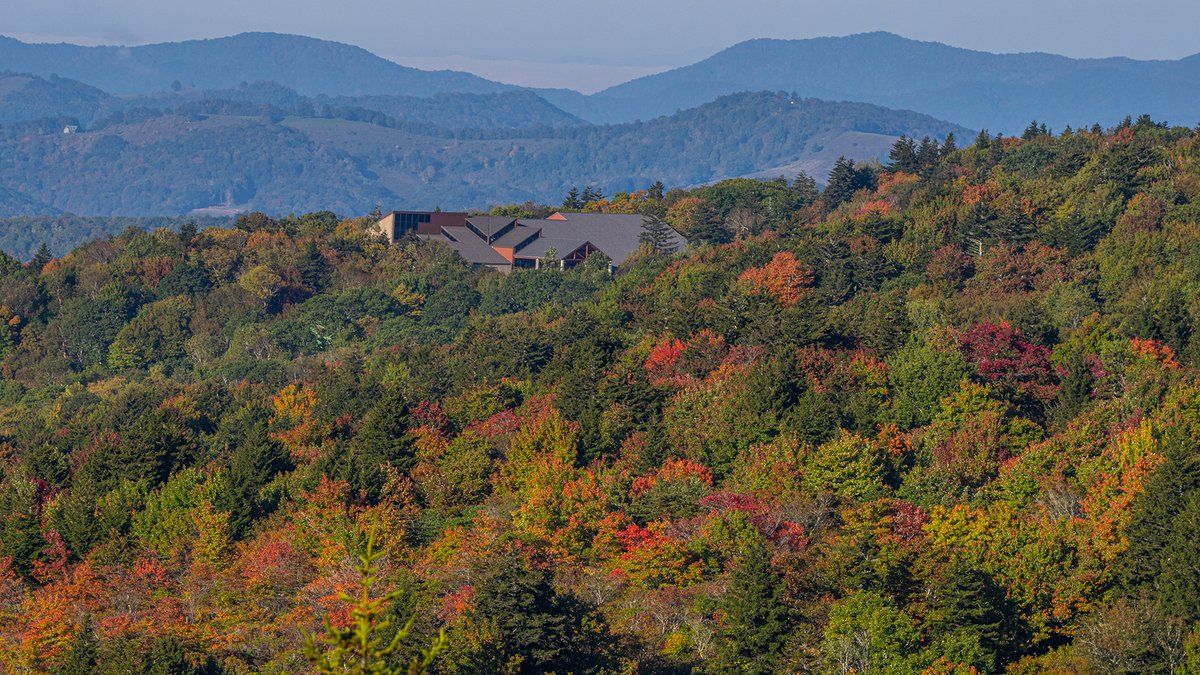 GrandfatherMtn's tweet photo. Fall color continues to emerge on the upper half of Grandfather Mountain. This photo was taken from the end of the Black Rock Trail looking toward the Wilson Center for Nature Discovery. It's a great hike for vibrant autumn views!

📷: Leslie Restivo | GMSF https://t.co/Opa62qXg8k