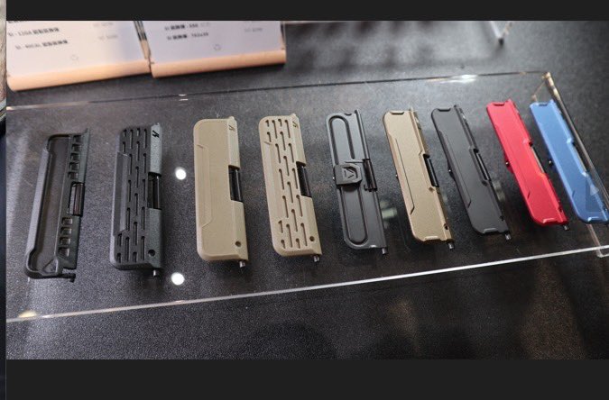 Military_Anny's tweet photo. 美國知名槍械改裝配件品牌｢Strike Industries｣，竟然在三創生活1樓，舉辦期間限定快閃店！現場展售的｢Sidewinder II｣、各式的｢防塵蓋｣、快拆QD背帶環等，讓安妮默默列為必買清單 

詳細報導👉👉 https://t.co/B7gkm0szgJ https://t.co/8KjE3mvlmZ