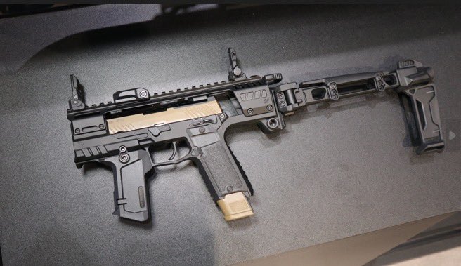 Military_Anny's tweet photo. 美國知名槍械改裝配件品牌｢Strike Industries｣，竟然在三創生活1樓，舉辦期間限定快閃店！現場展售的｢Sidewinder II｣、各式的｢防塵蓋｣、快拆QD背帶環等，讓安妮默默列為必買清單 

詳細報導👉👉 https://t.co/B7gkm0szgJ https://t.co/8KjE3mvlmZ