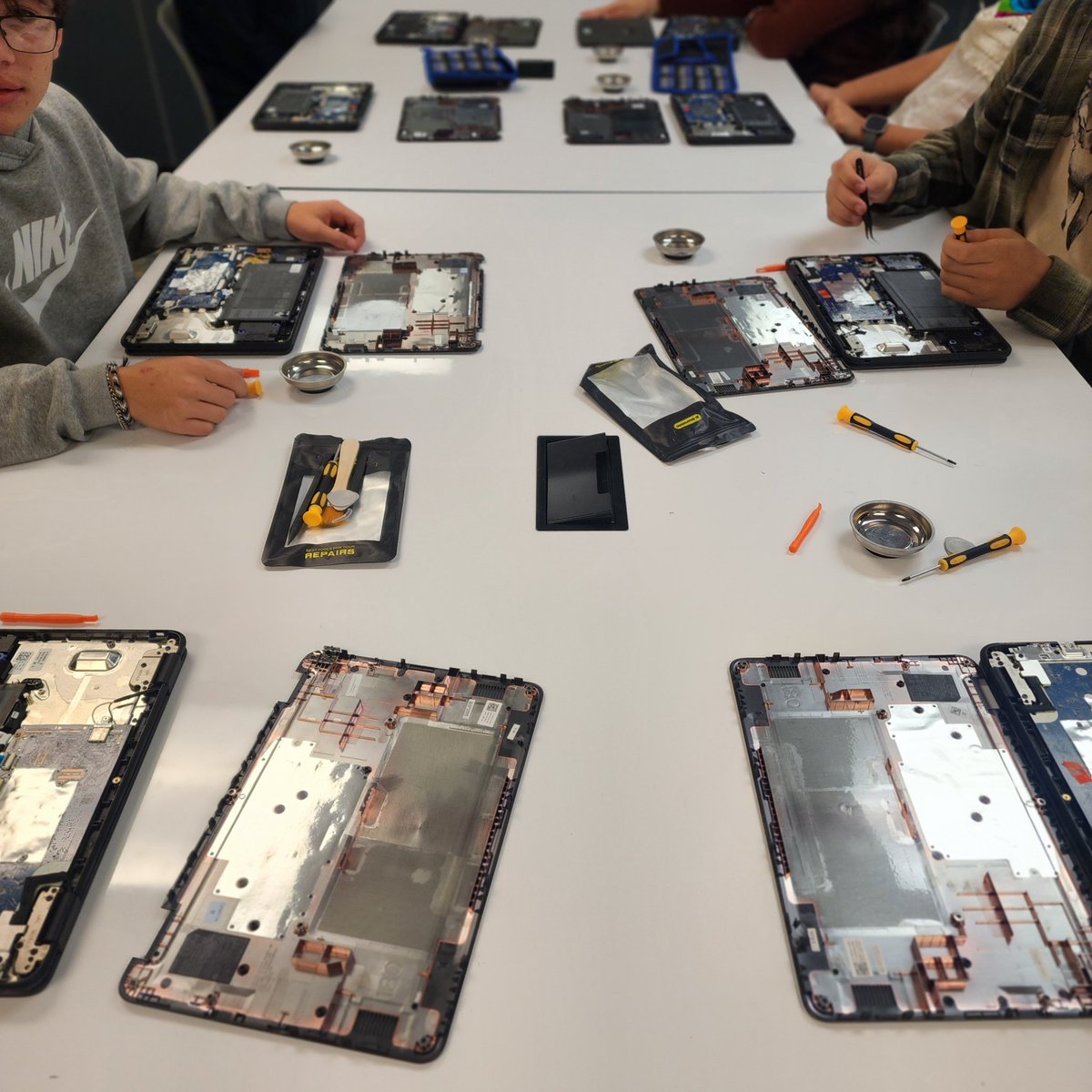 devinakhan's tweet photo. The beauty that lies within...a Chromebook! Workshop led by the WVSD IT Department. Real experiences. Career Connected Learning in action! @WV_Futures @WVSD208 @WVInnovationCtr https://t.co/4wTRbCNGPu