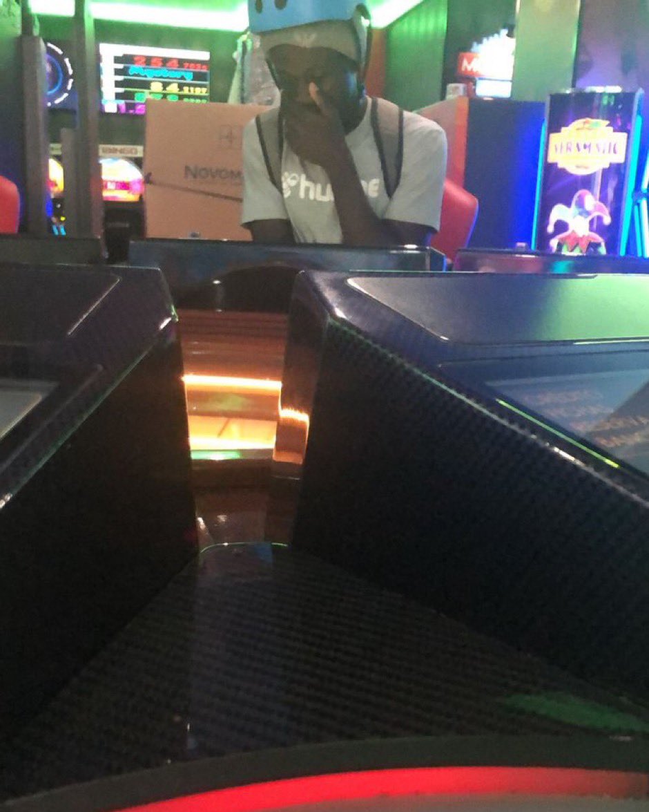 por si alguien ha pedido la merienda y lleva esperando desde las 16.15 tengo aqui delante a jose que dice que hasta que no saque el jackpot no le mueve ni cristo redentor, lleva 12 cervezas y se ha esposado a la condenada