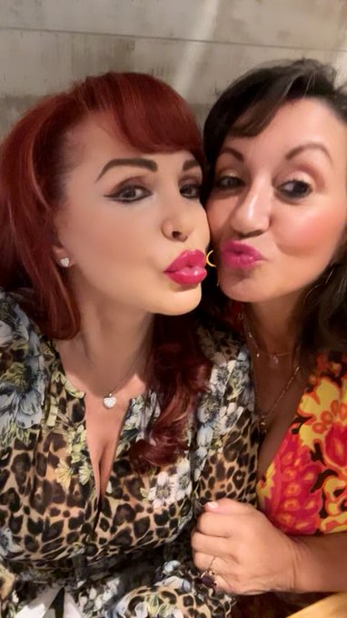 Forever 28 still celebrating my birthday with my sexy Vanessa she&rsquo;s so sexy https://t.co/VFDsYp6h52