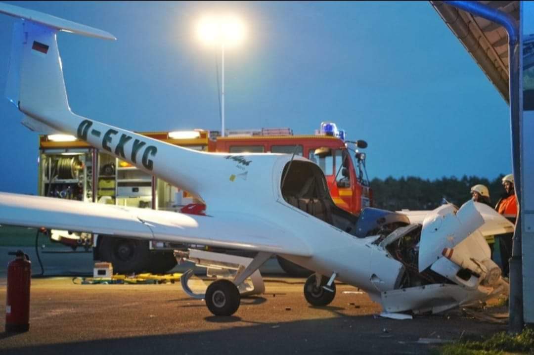 ivancp25's tweet photo. #AccidenteAéreo de un monomotor Diamond #DA20, matrícula D-EXYC, del operador Segelflugschule Oerlinghausen, en el Aeródromo de #Oerlinghausen (EDLO), en #Alemania 🇩🇪. El alumno piloto, de 51 años se salió de pista y terminó impactando contra un hangar. 02-10-23 https://t.co/RHUdsIJeR9