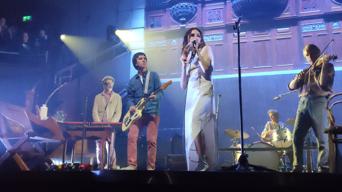 simonsanders's tweet image. Oh my, what a show tonight from @PJHarveyUK with special guest @Johnny_Marr ! @Alberthallmcr  #pjharvey #johnnymarr