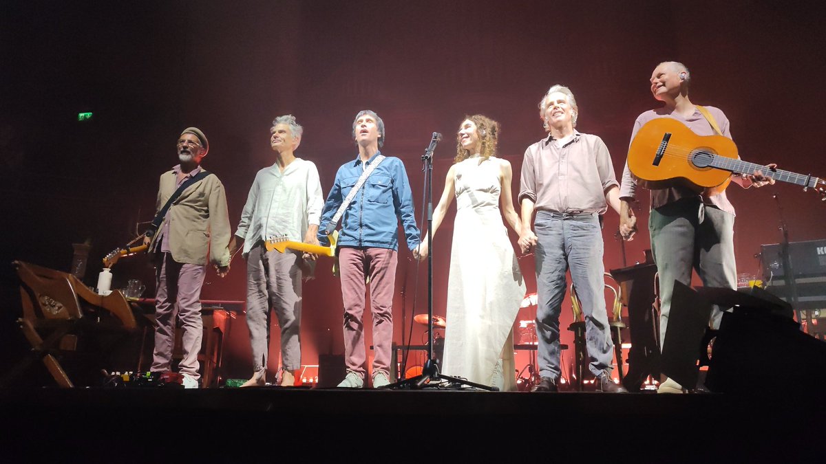 simonsanders's tweet image. Oh my, what a show tonight from @PJHarveyUK with special guest @Johnny_Marr ! @Alberthallmcr  #pjharvey #johnnymarr