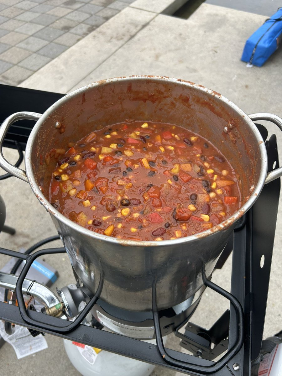 pipsipirate's tweet photo. There’s still lots of veggie chili at the cornerstone fountain if any @TSSU picketers are hungry or cold! #tssu https://t.co/Ob4TxzecUz