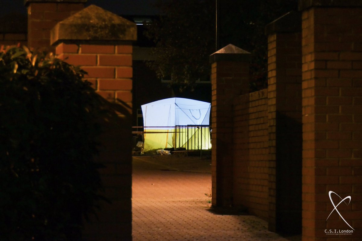 csi_london's tweet photo. @CrimeLdn @ScarcityStudios @999London @uknip247 @obbsie #knifecrime #AnotherLifeLost @MPSCroydon @MPSSutton
3/10/23 #MurderInvestigation-Fatal #Stabbing following garden #fire-Male 42 #Deceased. #TyphoonWay, #Wallington #Sutton #SM6
Video: https://t.co/P7VGCrgu4X https://t.co/pdIM3pgHM3