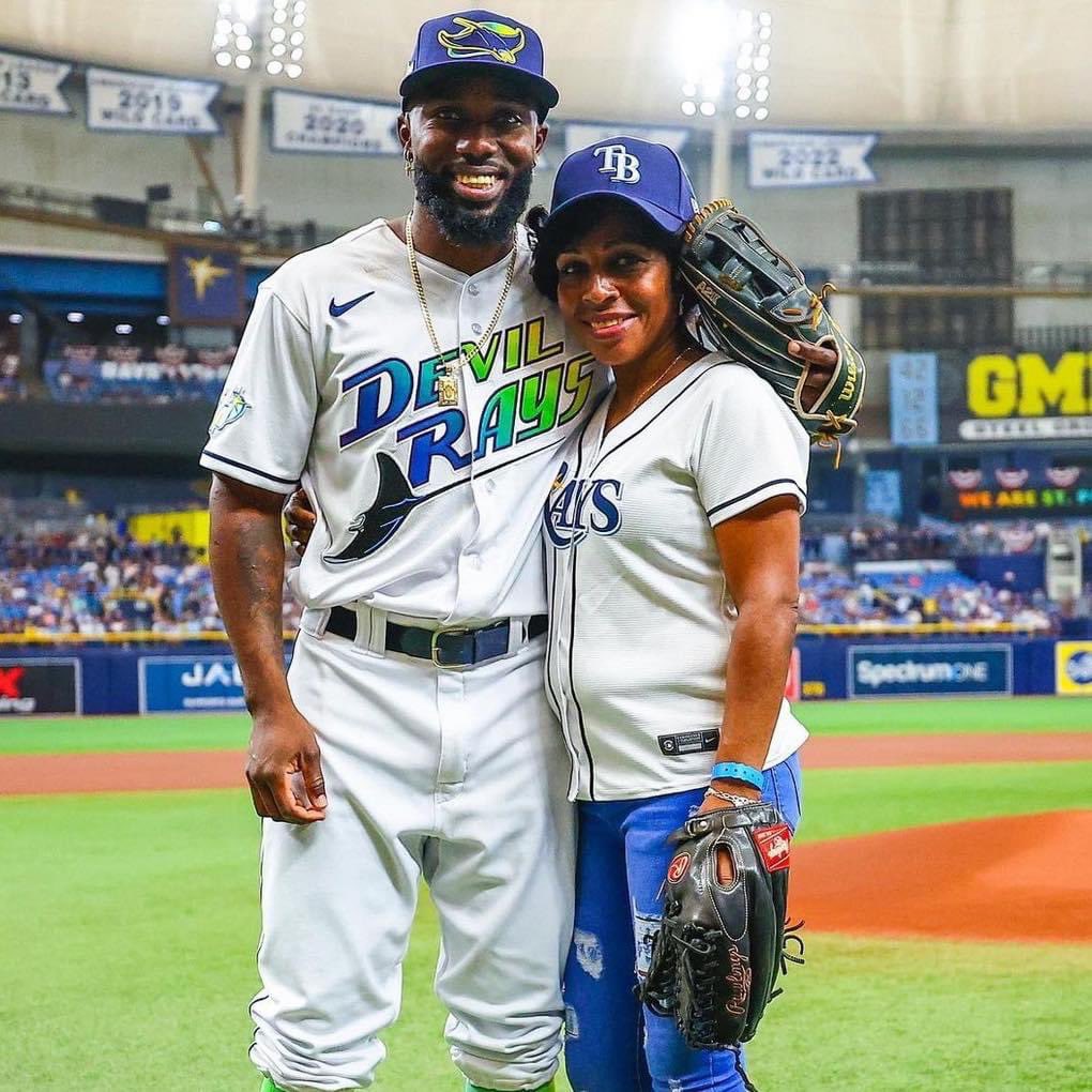 #MLB.

La mamá de Randy Arozarena lanzó la primera bola en el juego de los Tampa Bay Rays ante los Rsngers.

El pelotero mexicano tiene por primera ocasión a su madre viéndolo en un juego de MLB ⚾️🇲🇽