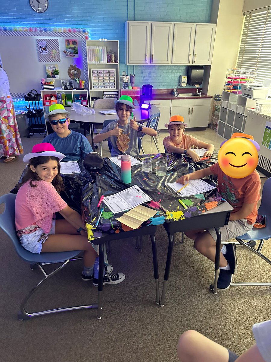 Today was our GLOW LAB! ✨ Will the glow sticks glow brighter in the cold water or the hot water? 💡✳️🌡️ @APSscience @Ashlawneagles #ThermalEnergy