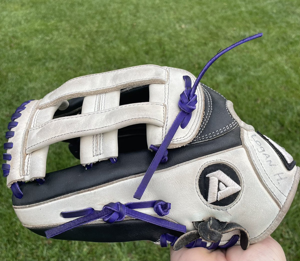 MWGloveWorks's tweet photo. Had an opportunity to work on this @akadema_pro ACM39 for Logan Herrington who plays for @316_baseball. Cleaned and conditioned with @ballplayersbalm and relaced with leather from @buyfastpitchgloves. #gLOVE #relacedontreplace #Purple #akademagloves #akadema https://t.co/XRFum3Bv2G