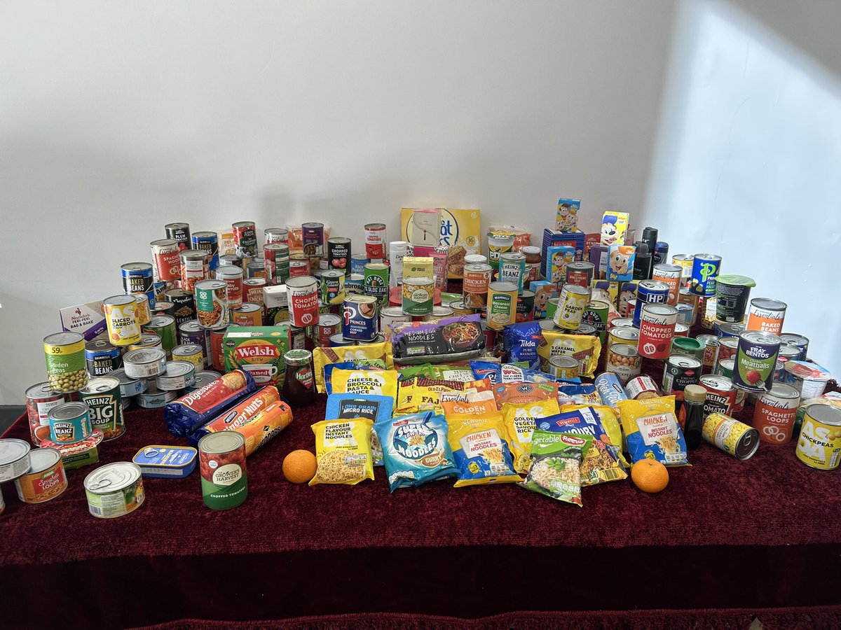 YGGTonyrefail's tweet photo. Diolch o galon i’r Parch. Evan Morgan am ddod i gynnal gwasanaeth Diolchgarwch yn yr ysgol. We had a fantastic reponse for items to donate to the local foodbanks as part of our Thanksgiving assembly. Diolch yn fawr am eich cyfraniadau. @SalemCanton https://t.co/g1jALJrfgc