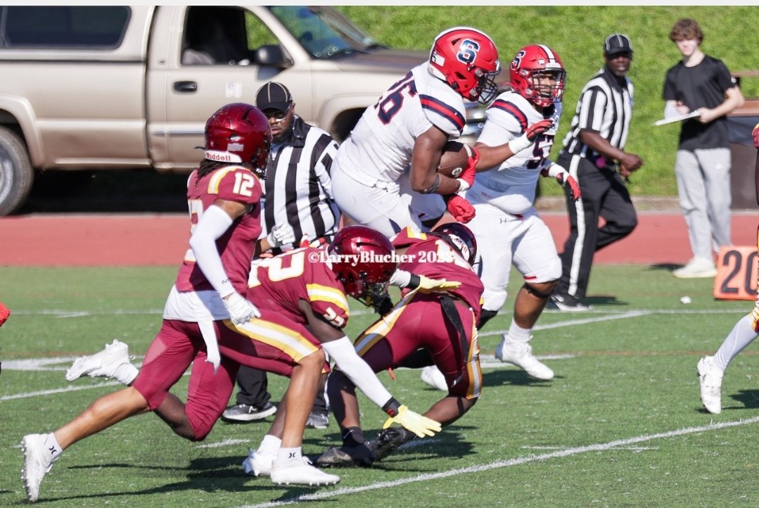 Lorenzor36's tweet photo. You give him the opportunity he'll make the most if it. @LorenzoR2006 way to continue to produce for the team in the trenches fighting for every yard on every play. #itspersonal #seniorseason #itsonlybusiness https://t.co/SBWdATPmpx
