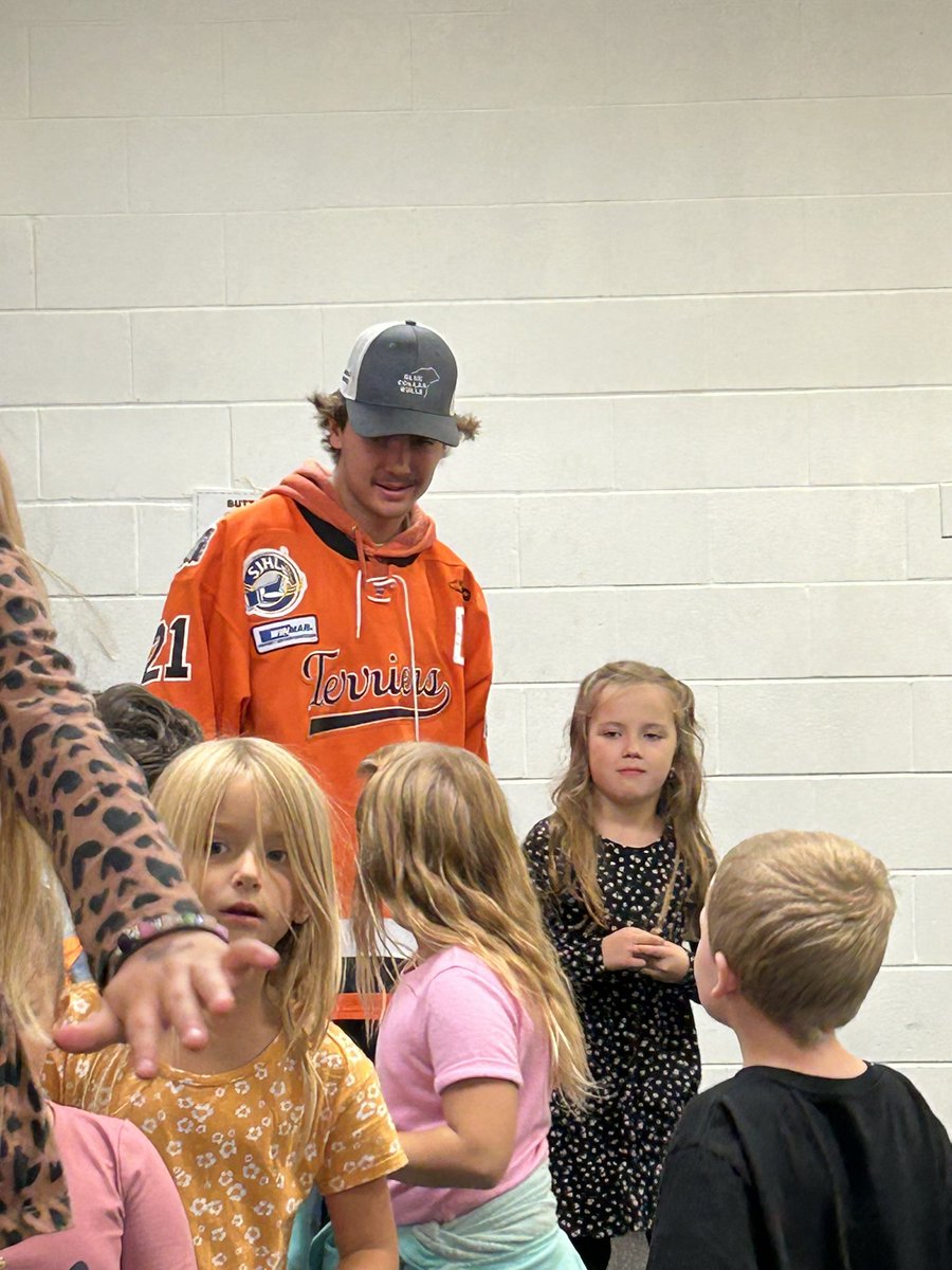 It sure was awesome to have a few Terriers hang out with our <a href="/PrideInThePaw/">YorkdaleCentral</a> grade 1’s the other day! 😃💪🏼