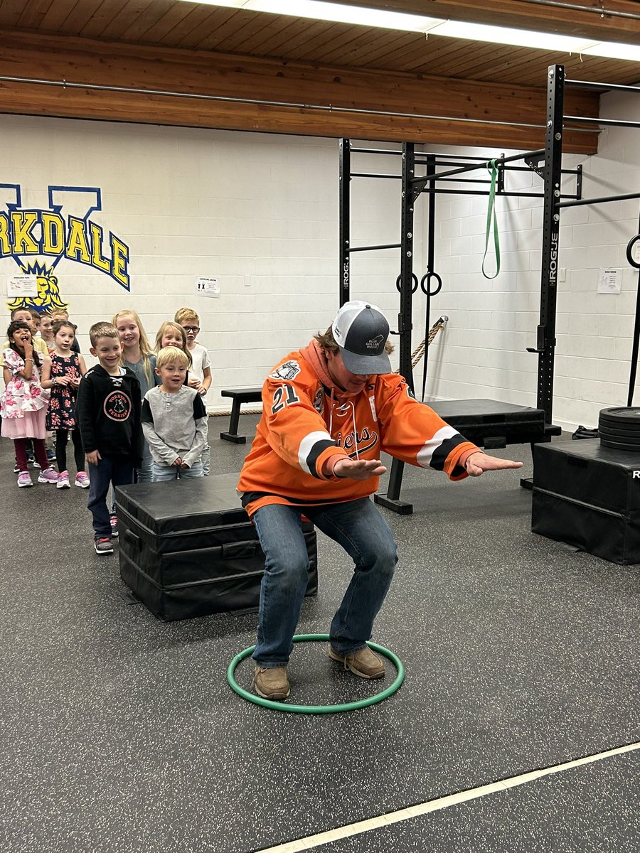 MrsKulcsar's tweet photo. It sure was awesome to have a few Terriers hang out with our @PrideInThePaw grade 1’s the other day! 😃💪🏼 https://t.co/XDLF6yZUPZ