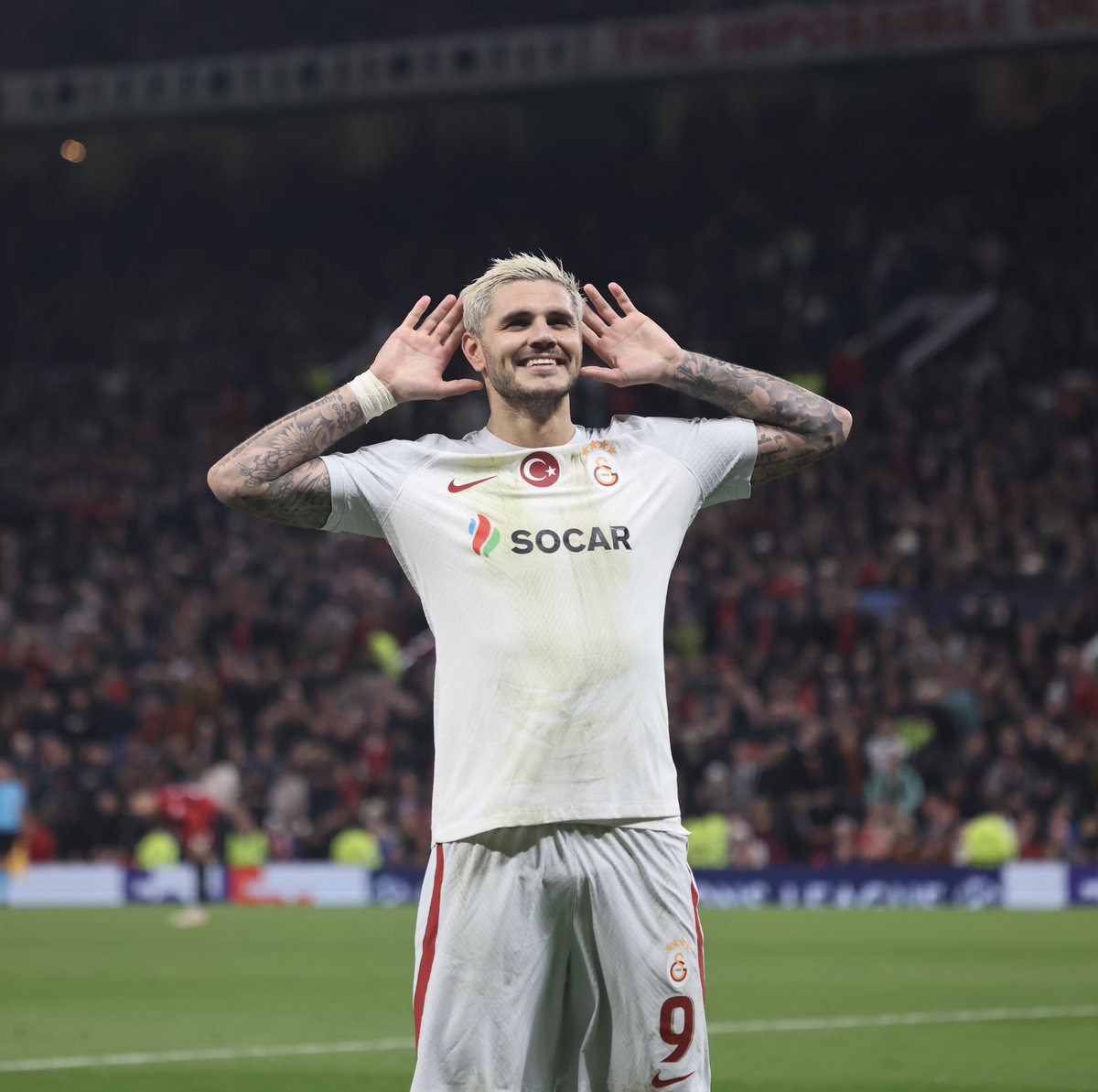 GalatasaraySK's tweet photo. Şarkısını Şampiyonlar Ligi’nde de ezberletmeye devam ediyor!

𝐌𝐚𝐮𝐫𝐨 𝐄𝐦𝐚𝐧𝐮𝐞𝐥 𝐈𝐜𝐚𝐫𝐝𝐢 𝐑𝐢𝐯𝐞𝐫𝐨! 

🫱😀🫲 https://t.co/xTHVp2rCdG