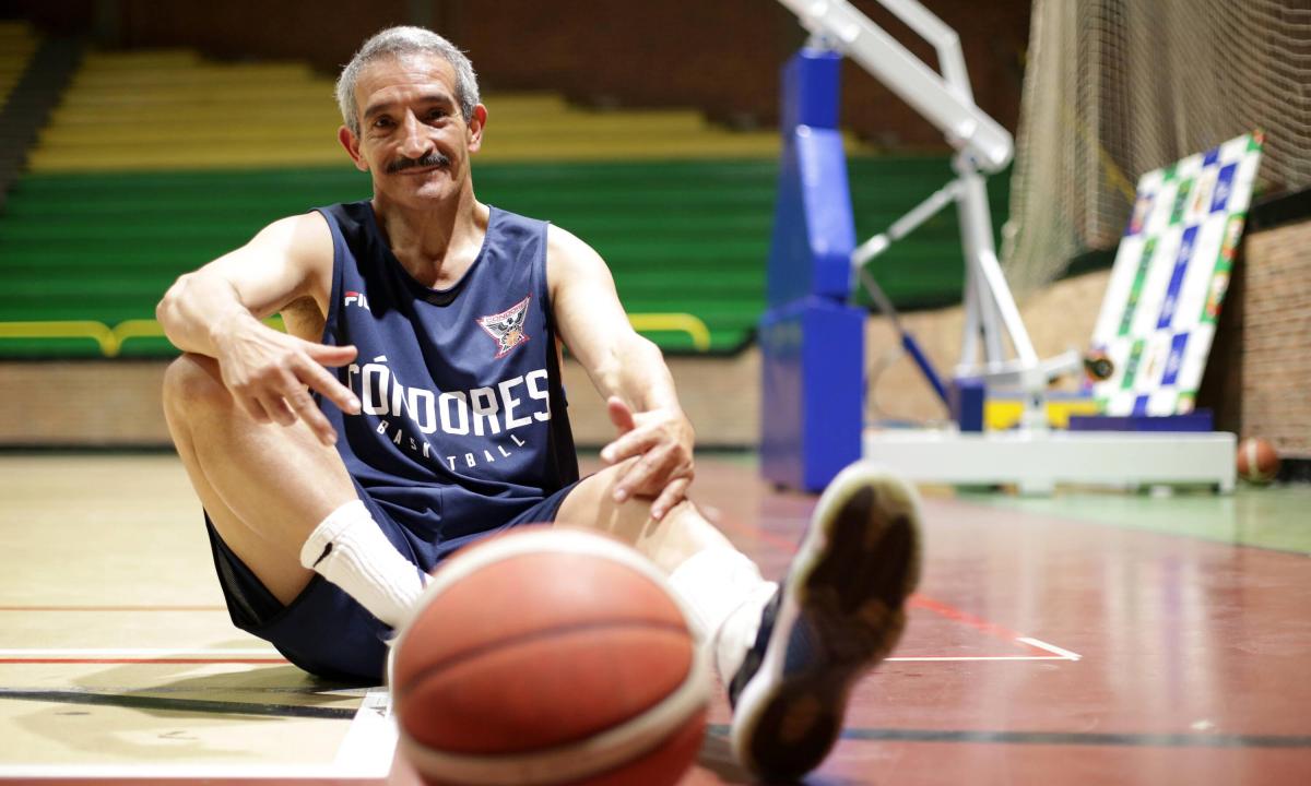 VSportsTM's tweet photo. 🏀Octavio Carrillo tiene 63 años
🏀Es colombiano 🇨🇴
🏀Su profesión: Juez Penal del Circuito en Bogotá
🏀Se transformó en el basquetbolista de mayor edad en disputar la liga profesional de su país
🏀Jugó 1 minuto y 46 segundos en Cóndores de Cundinamarca-Titanes de Barranquilla
🏀¿Cómo fue su contratación? Así lo explica el club 👇
