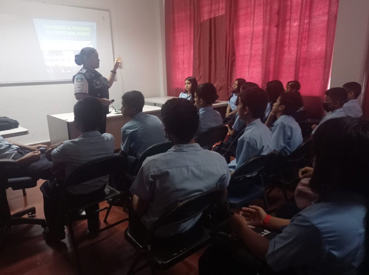 policiadepanama's tweet photo. Unidades de la Zona Policial de San Francisco continúan impartiendo docencia sobre el programa de Desarrollo Humano #JOCODE en el Colegio José Antonio Remón Cantera en Paitilla. #TrabajandoPorPanamá https://t.co/WGvHP5bWui