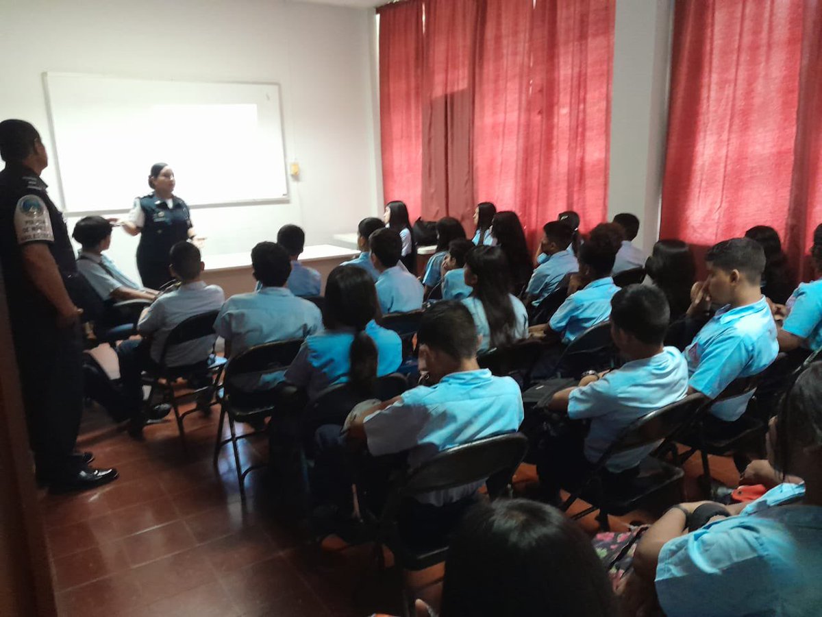 policiadepanama's tweet photo. Unidades de la Zona Policial de San Francisco continúan impartiendo docencia sobre el programa de Desarrollo Humano #JOCODE en el Colegio José Antonio Remón Cantera en Paitilla. #TrabajandoPorPanamá https://t.co/WGvHP5bWui
