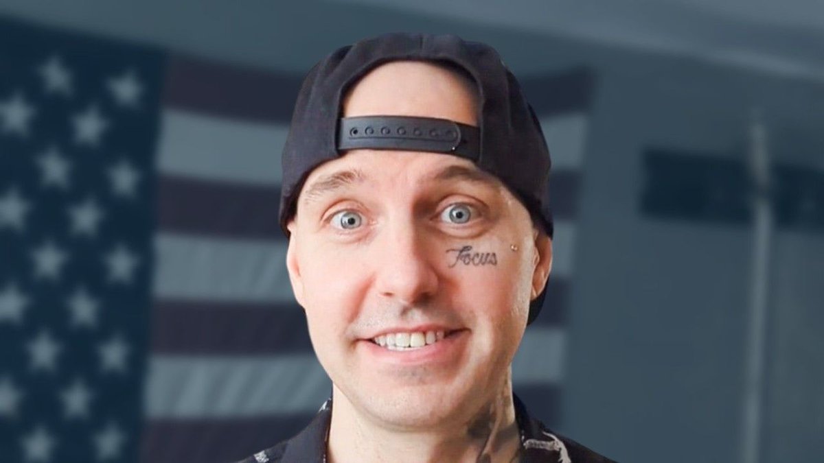 DigitalTourBus's tweet photo. .@DayShell tells you one of his crazy stories from being on tour! Watch the video at https://t.co/3WMH6Cp3Tq
#dayshell #digitaltourbus #crazytourstories #ofmiceandmen #metalcore #tourlife https://t.co/rp4I5U3JvA
