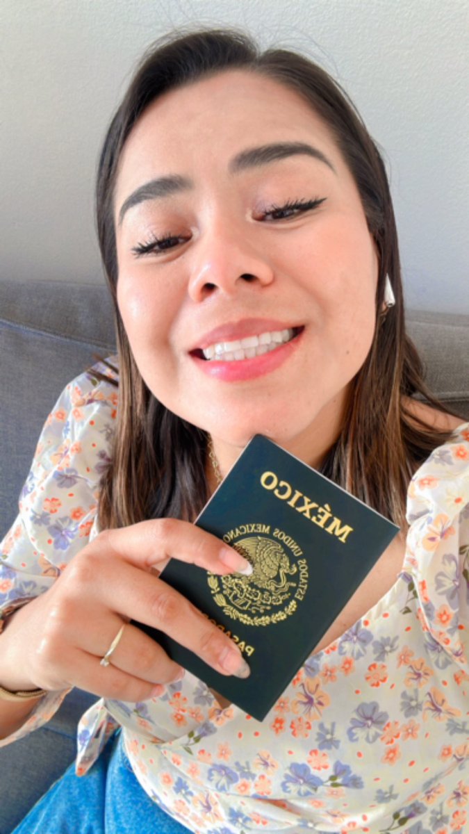 KaryKaryAlvarez's tweet photo. Ya tenemos pasaporte! Un pasito más para ese primer viaje internacional ✈️✨ https://t.co/xF77vfyrUM