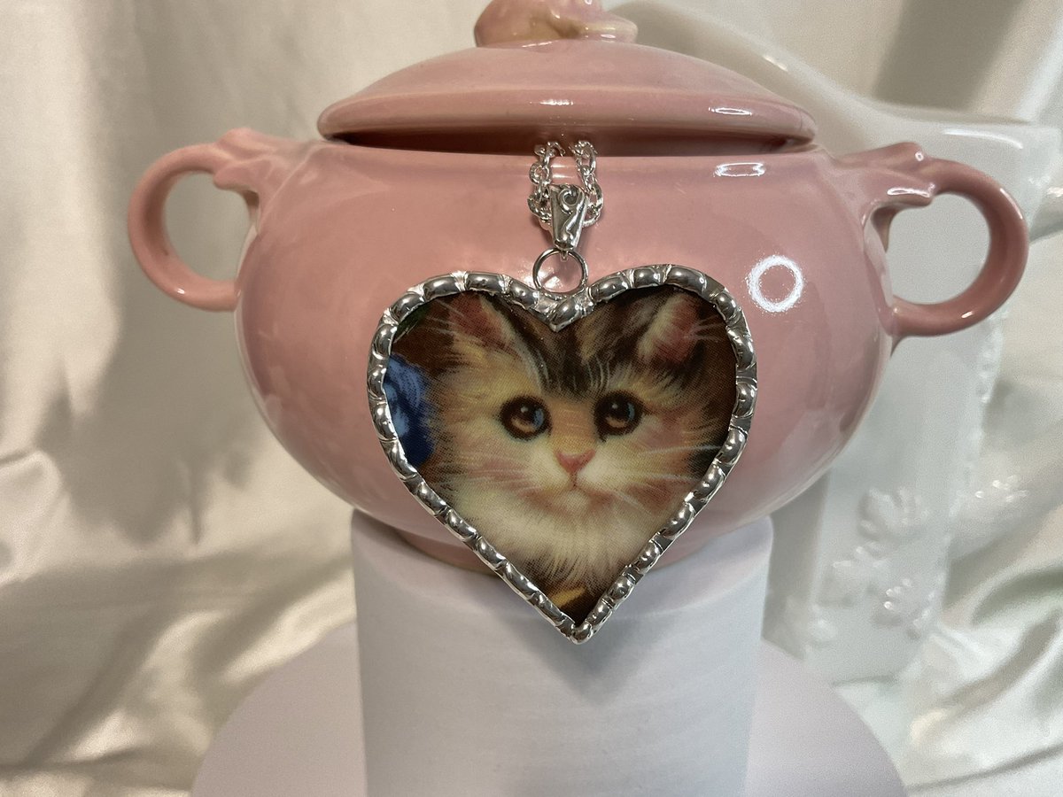 #cat
#brokenchinajewelry
#catlover
#etsyfinds
Check out our little store PandGPanoply.Etsy.com