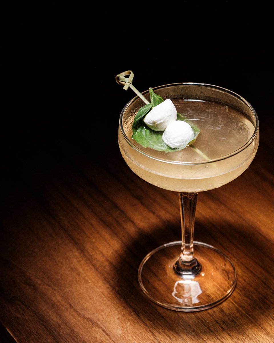 CORSO MARTINI TRE
tomato-infused gin, tomato smoked-salt saline solution, basil, bocconcini