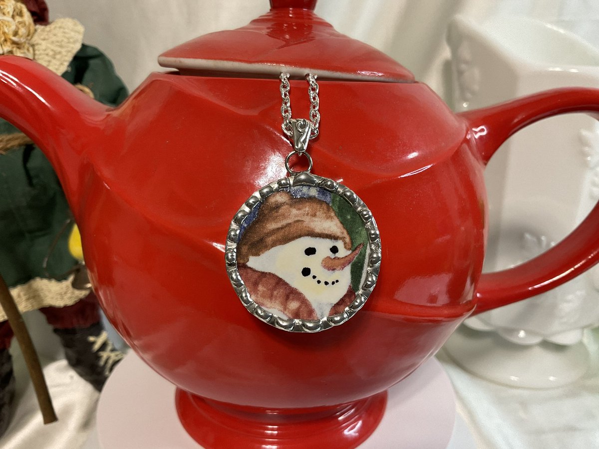 #snowman
#christmas
#brokenchinajewelry
#giftideas
Check out this cute snowman!
PandGPanoply.Etsy.com