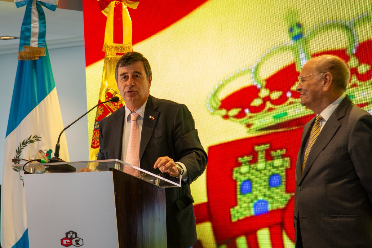 EmbajadaEspGt's tweet photo. El Embajador Laviña 🇪🇦 ha hecho entrega de la Placa de Honor de la Orden del Mérito Civil🏅a la Cervecería Centroamericana 🇬🇹 en reconocimiento a su prestigiosa trayectoria empresarial, alto compromiso en materia de responsabilidad social corporativa y ejemplar apoyo a España 👏 https://t.co/rM0bRlL5f2